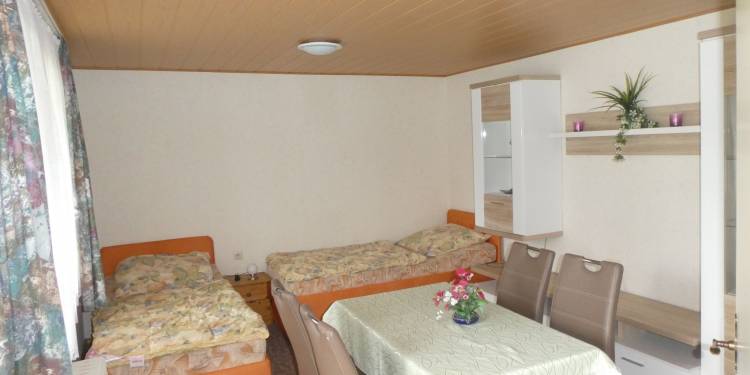 Bungalow bis 4 Personen mit WC/Dusche